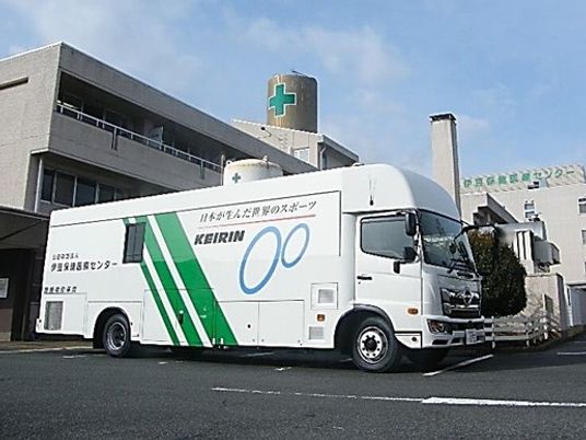 送迎バスのある外観  