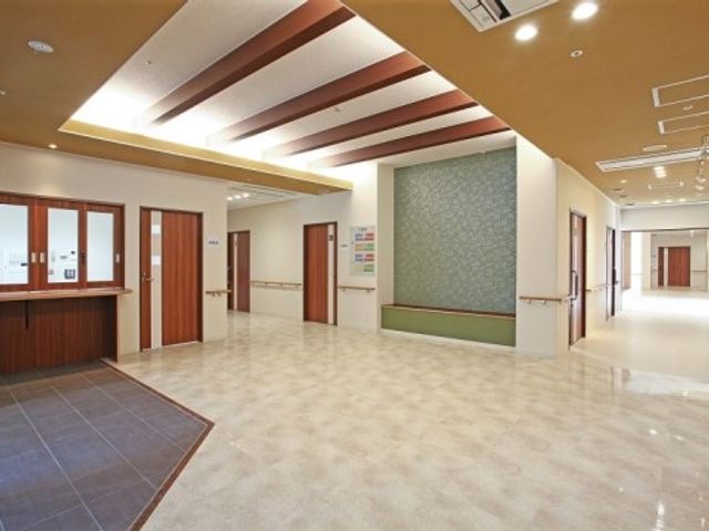広々とした明るいロビー エントランス 清潔感のあふれる広々としたロビーです。明るく開放的な雰囲気で利用者様をお迎えします。
