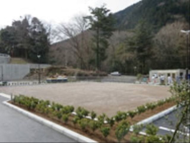 広々とした施設の外観 ゲートボール場 豊かな自然の中で、すっきりと整備された外の環境が広がっており、心地よい空間での仕事をお探しの方に適しています。