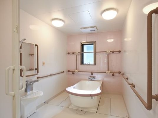 バリアフリーの明るい浴室