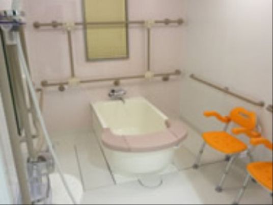 手すり付き浴室空間