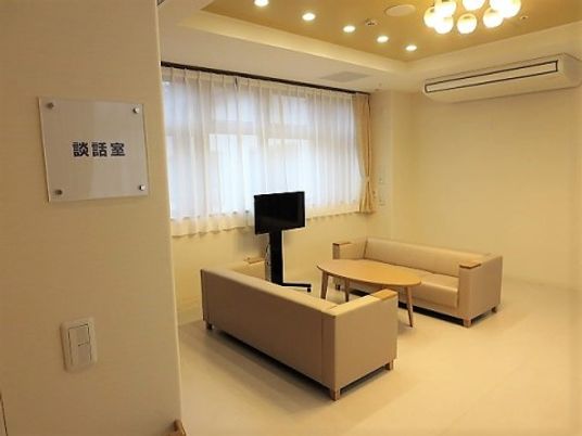 明るい共有リビング空間