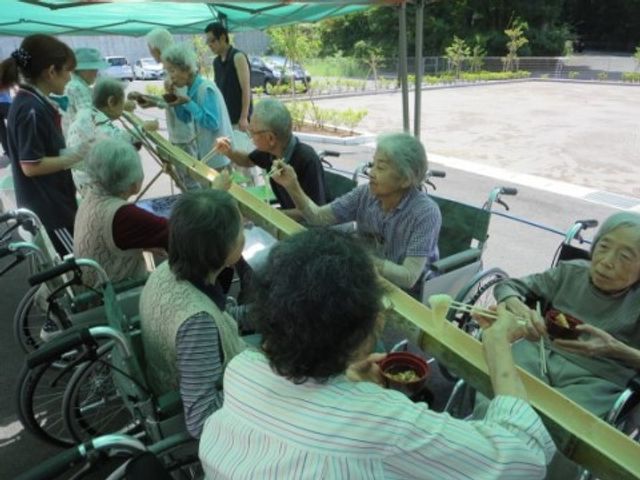 屋外活動の和やかな様子 共有スペース ゆったりとした中庭で行われる温かな交流の時間を体験しませんか。共に精いっぱいの支援で、皆さまの新たな一歩をお手伝いします。
