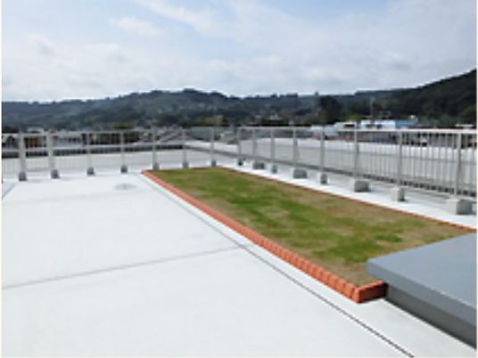 施設の写真 「金谷ケアパークそよ風」の屋上。屋上からは山々の景色を窺える。