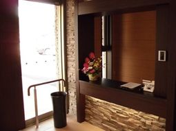 エントランスの優雅なレセプション