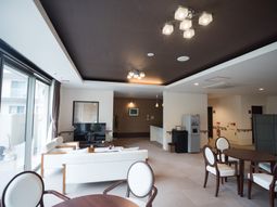 明るいラウンジの様子