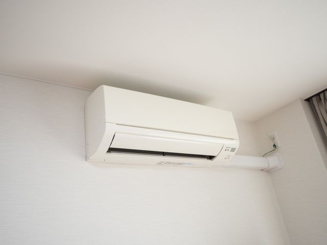壁掛けエアコンが稼働中 エアコン きれいで機能的な壁掛けエアコンが稼働しており、快適な室内環境を提供しています。暑い夏や寒い冬も、過ごしやすさにこだわりを持っています。