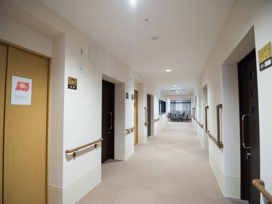 廊下は広いため、ぶつかることなく行き来することができる。左側のドアには、プリントが貼ってあり赤い暖簾の絵が描いてある。