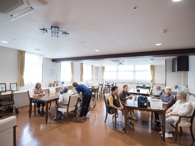 共有ラウンジの様子 食堂 広々としたラウンジで、訪問者との会話や日々の生活が満喫できる空間です。スタッフが支援しながら、皆様が憩いの時をお過ごしいただけます。