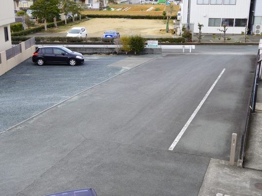 広い駐車場の外観  