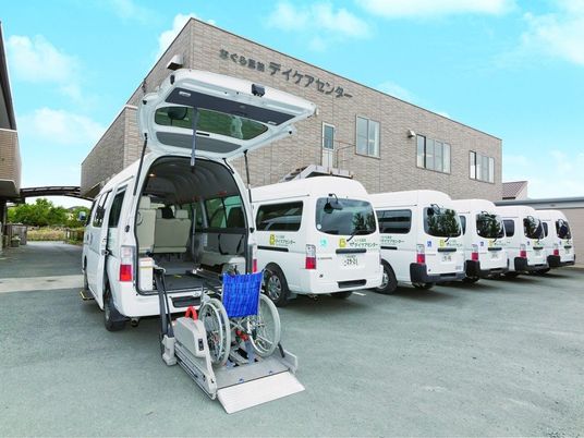 送迎車が並ぶ外観  