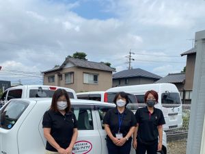 スタッフの車前での集合外観  
