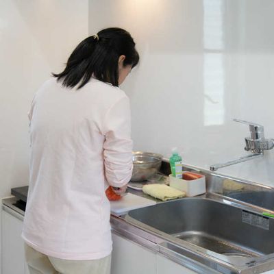 女性が調理するキッチン  
