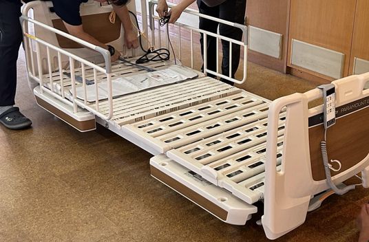 介護用ベッドの組み立て