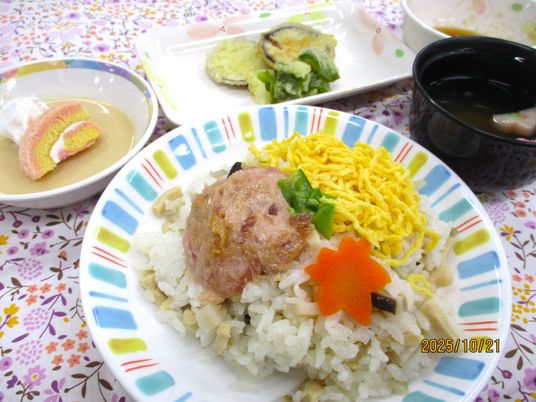 彩り豊かな料理の皿