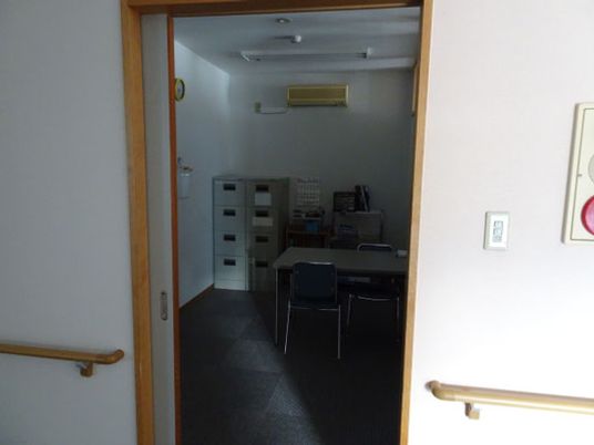 机と椅子のある部屋
