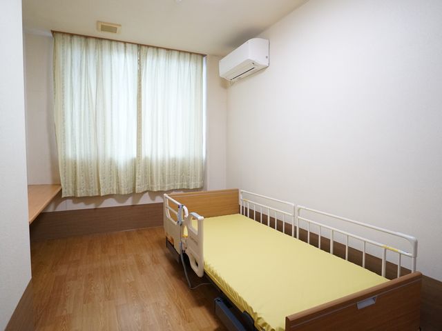 シンプルな洋室の居室 居室 機能的な設計の居室です。明るく広々とした空間で、快適な時間を過ごせる環境が整っています。