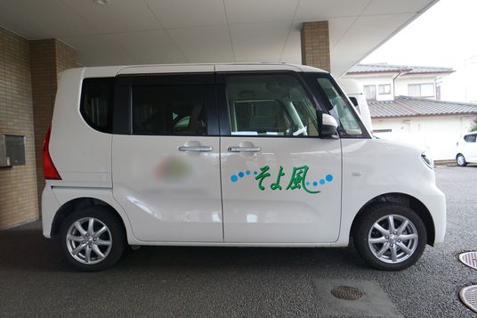 白い送迎車の側面