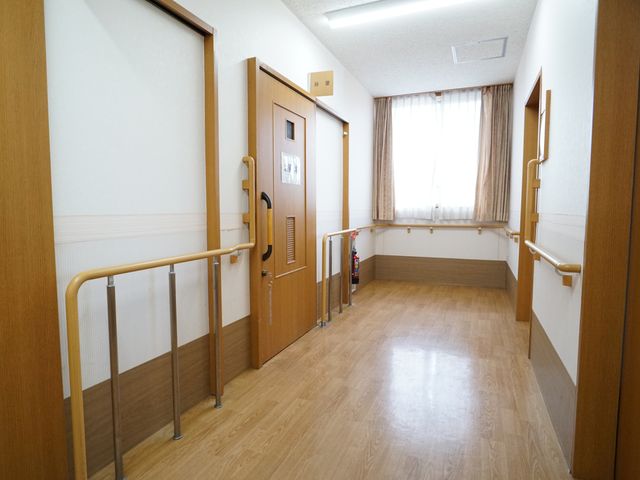 廊下の清潔な様子 廊下 手すりの整った安全な廊下です。足元には充分なスペースがあり、快適に歩行できる環境が整っています。