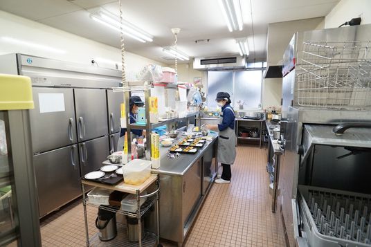 忙しく働くキッチンスタッフ