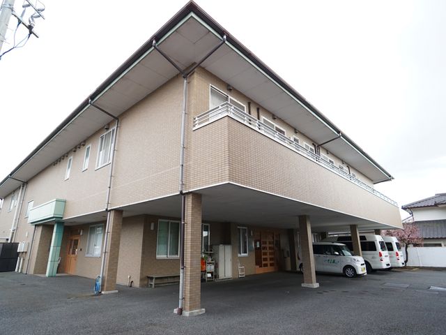 介護施設の外観 外観 広々としたエントランスを備えた施設で、スタッフとして快適な環境で働けます。利用者の方々の笑顔に触れながら、充実した日々を送りませんか。