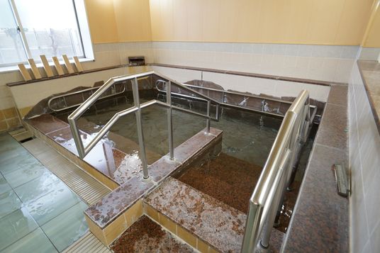 手すり付きの明るい浴室