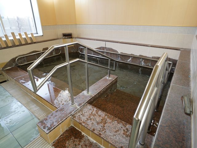 手すり付きの明るい浴室 浴室 清潔感溢れる、ゆったりとした浴室は、手すりがしっかり設置されており、安全に入浴をサポートしています。