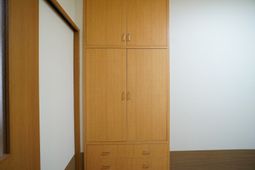 シンプルな木製クローゼット
