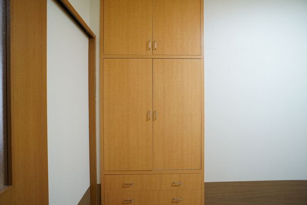 シンプルな木製クローゼット