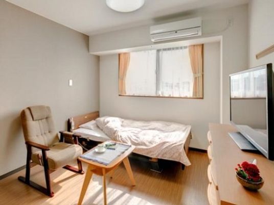 居室の明るい午後