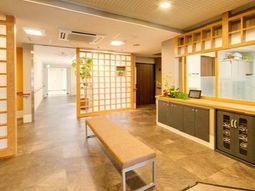 明るい和風のロビー