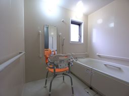 バリアフリー設計の浴室