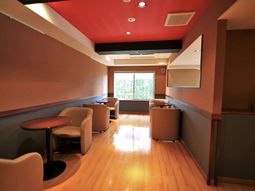 温かみのある快適ラウンジ