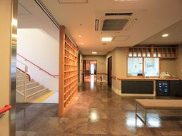 廊下と受付のエリア