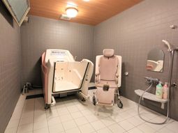 機能的な清潔な浴室