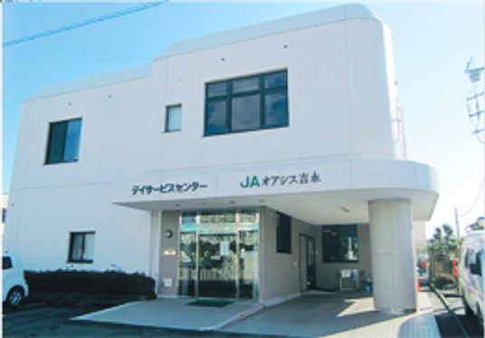 白い建物の外観