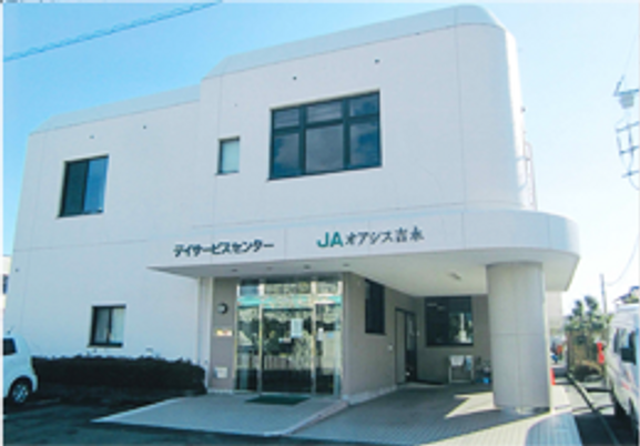 白い建物の外観