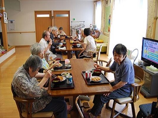 共有スペースで食事する人々
