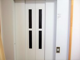 清潔なエレベーター扉