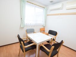 清潔な居室のテーブルと椅子