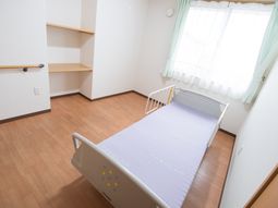 清潔な居室のベッド