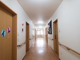 広々とした綺麗な廊下