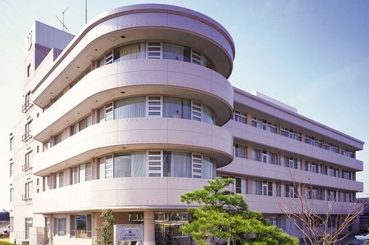 曲線が特徴的な建物外観