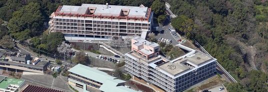 自然に囲まれた施設全景