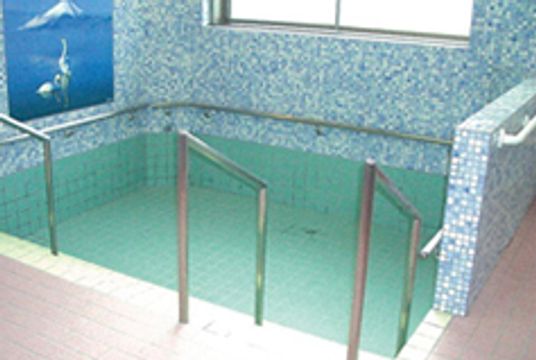 広々とした浴槽のある浴室