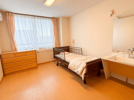 明るい居室と洗面台  