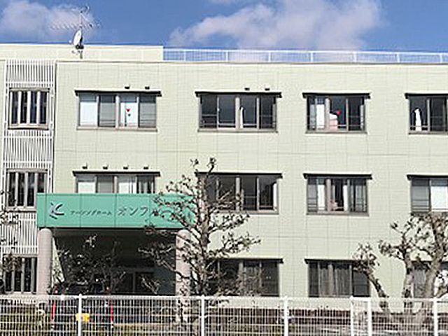 三階建ての外観 外観 広々とした建物が印象的です。採光が良好で、明るい雰囲気が感じられます。