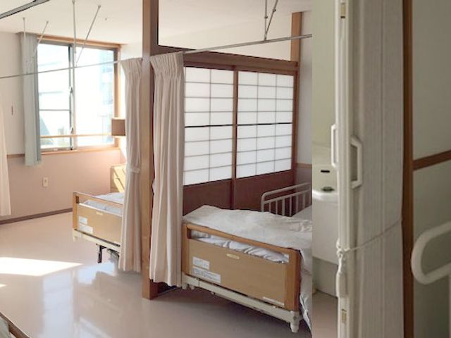 自然光が差し込む居室 居室 明るい自然光が入る部屋です。快適なプライベート空間が提供され、リラックスしてお過ごしいただけます。