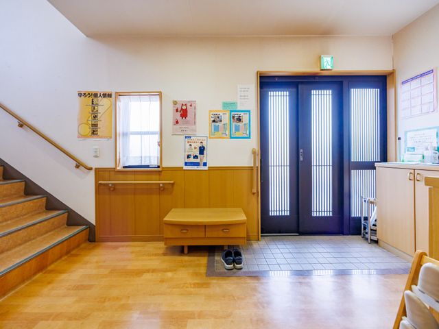 穏やかな交流の場 ロビー 自然光が優しく差し込む歓迎の空間です。リラックスしたひとときを過ごせます。