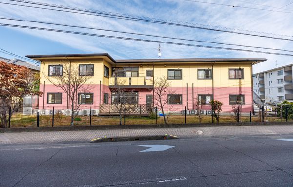 二階建ての建物外観